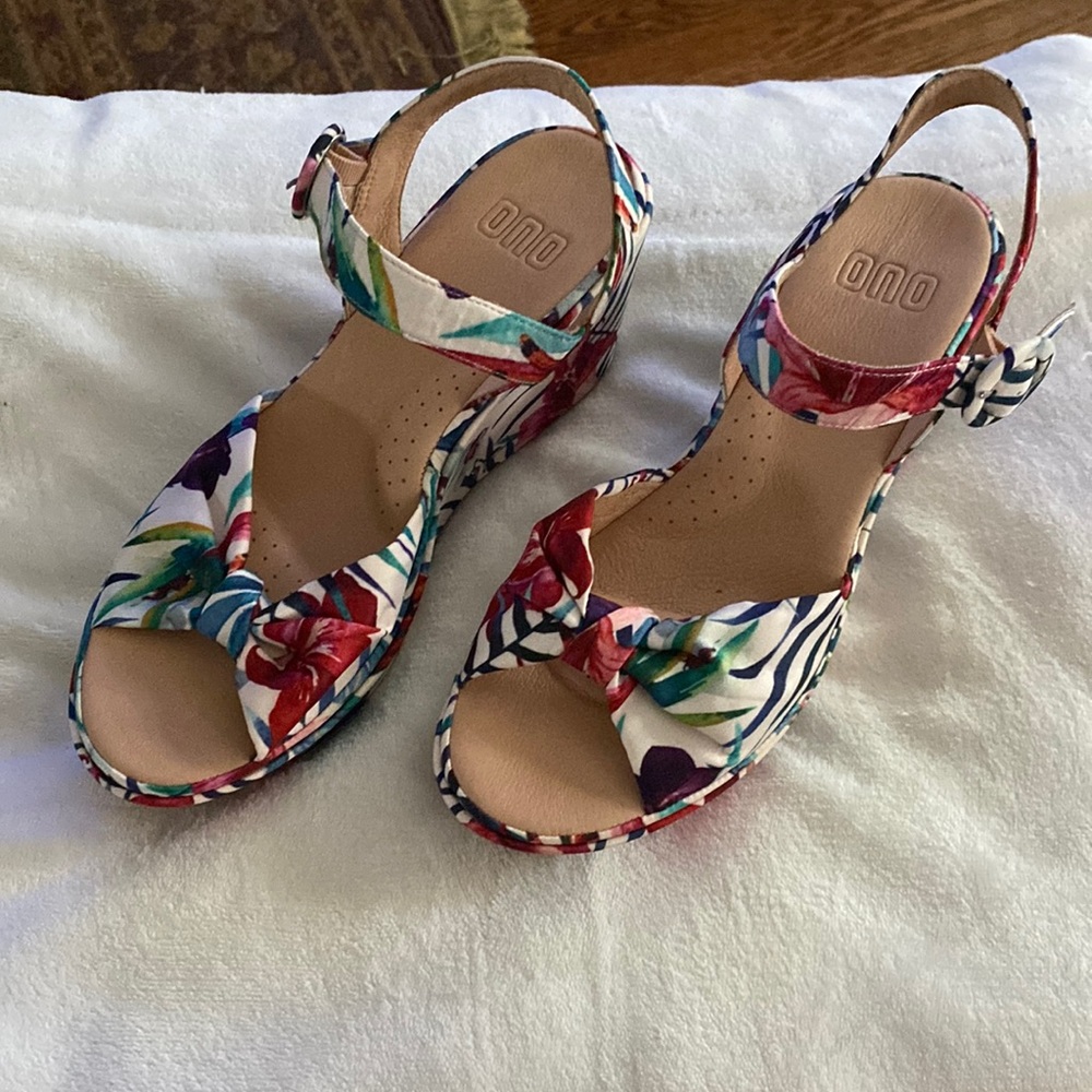 NWOT OUO brand floral wedge sandals with comfort soles